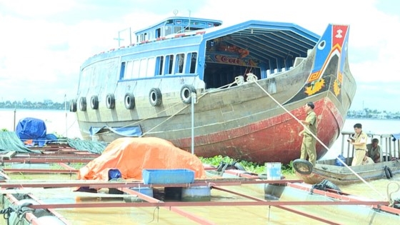 Tài công ngủ gật làm ghe 100 tấn đâm vào 4 bè cá