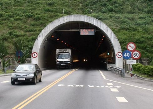 Hầm đường bộ Hải Vân đóng cửa 30 phút