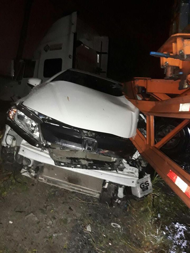 Container đâm trực diện vào ô tô Uber, tài xế và đ