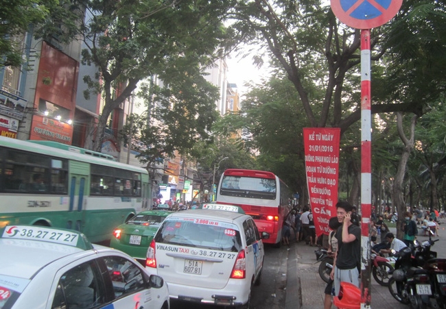 tphcm-cam-dung-do-xe-o-khu-pho-tay-1501379268197