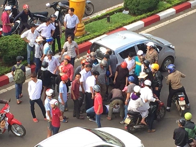 Tranh cãi sau va chạm giao thông, tài xế tax