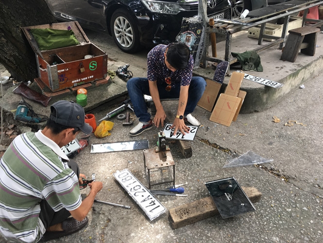 Phiền hà vì biển số xe “công nghệ mới”