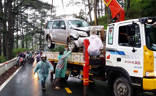 Bốn ôtô tông liên hoàn trên đèo Prenn