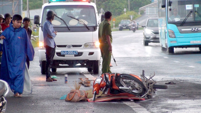 Thanh sắt trên xe container rớt trúng, ngưo