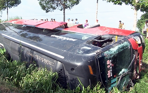 35 hành khách la hét trong xe giường nằm lật dưới 