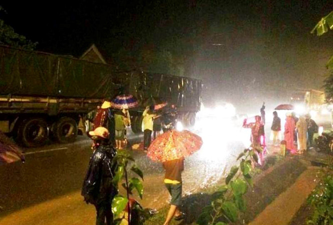 Đâm vào ô tô biển số Lào, 2 người chạ