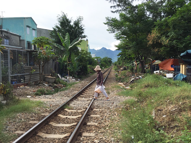 Đi bộ qua đường sắt, người đàn ông bị tàu hỏa tông