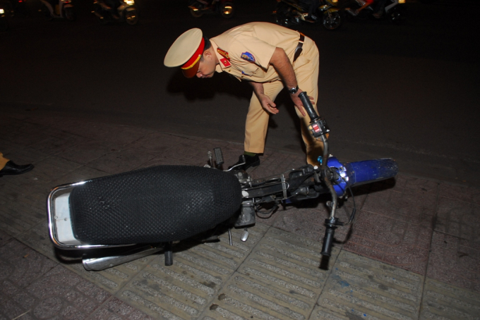 Chạy xe “hổ báo” và cái kết khi gặp CSGT