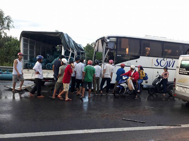 Xe chở công nhân va chạm liên hoàn, nhiều người bị