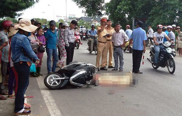 Ngã sau va chạm với xích lô, cô gái trẻ bị ôtô tôn