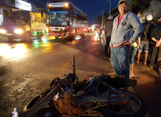 Xe máy tông trực diện xe khách, 1 người tử v