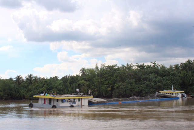 Sà lan chở hơn 1.300 tấn đá clinker chìm t