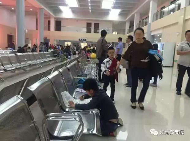 Câu chuyện buồn sau hình ảnh cậu bé miệt mài học b