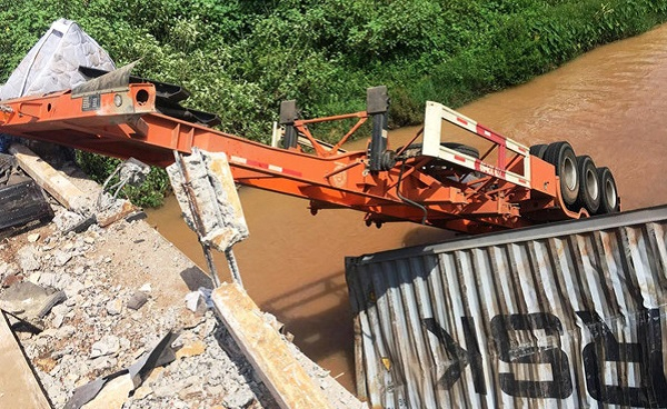 Container lao xuống sông, tài xế tử nạn t