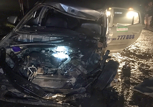 Taxi biến dạng sau va chạm ô tô khách