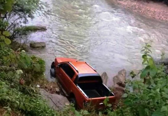 Phát hiện người đàn ông chết dưới suối gần chiếc ô