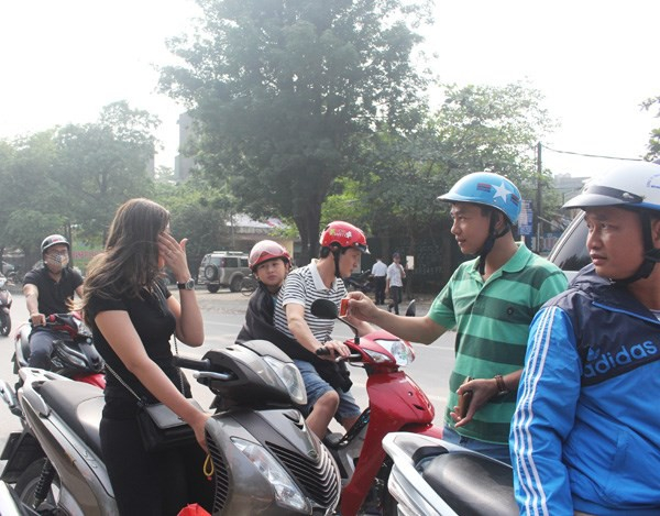 Cảnh sát giao thông giả thường dân xử lý vi phạm