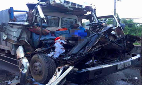Hai người tử vong trong ôtô chở gạch biến dạng