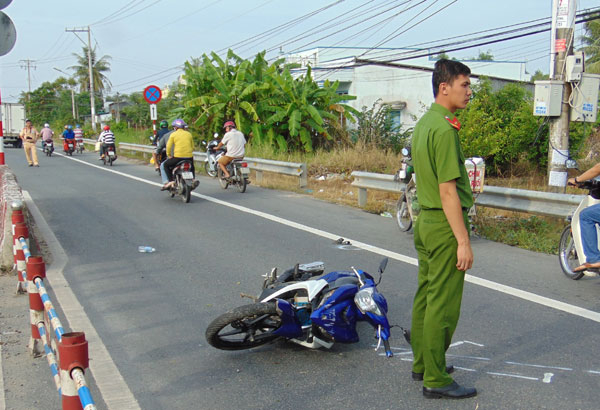 Hai người thương vong sau cú tông xe vào r