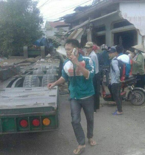 Xe đầu kéo nổ lốp tông vào nhà dân, 2 người thương