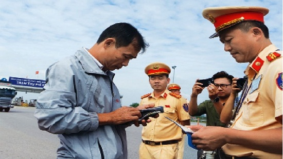 CSGT có được phép dừng xe trên cao tốc xử phạt vi 