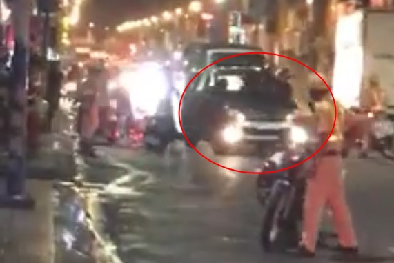 Tài xế ôtô say xỉn tông vào xe đặc chủng CSGT rồi 