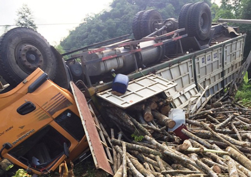 Lật xe chở gỗ, hai người bị thương tro