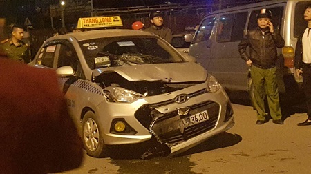 Xe máy nát bét đầu sau va chạm với taxi, m