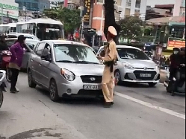 Không chấp hành hiệu lệnh của CSGT, nữ tài xế cố t