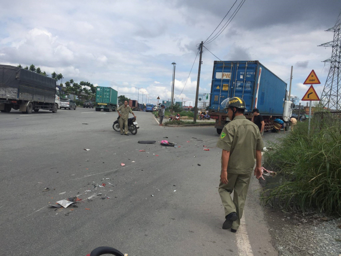 Thi thể nam thanh niên kẹt chặt dưới gầm xe contai