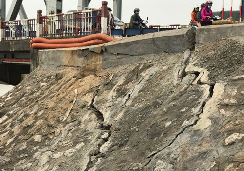 Mố cầu Đuống xuất hiện nhiều vết nứt, nhà dân được