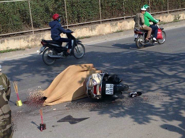 Ngã ra đường, người phụ nữ đi xe Lead bị xe tải cá