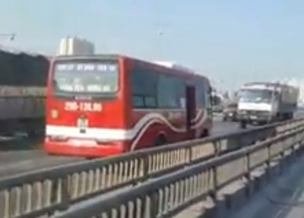 Truy tìm xe khách chạy ngược chiều, phóng vun vút 