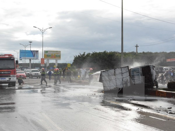 Hai ôtô tải phóng nhanh đâm trực diện, hai người c