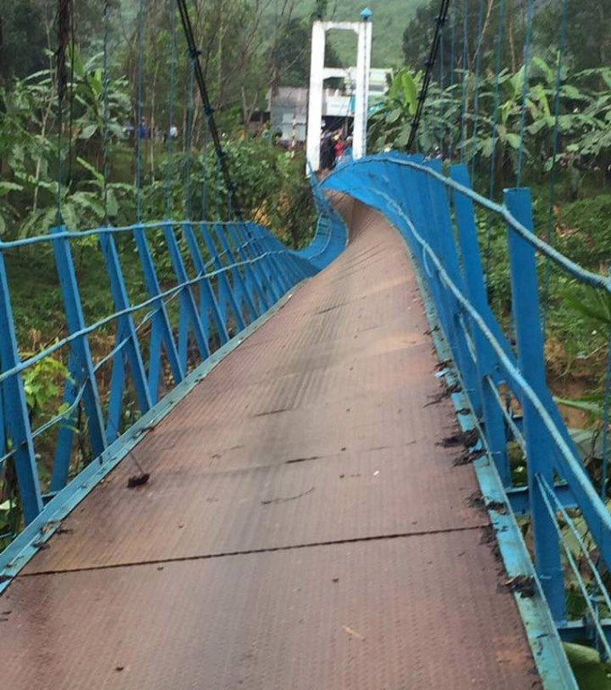Đứt cầu treo, học sinh lớp 4 rơi xuống sông mất tí