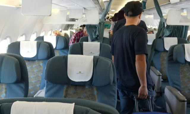 Vợ hơn 10 tuổi đấm chồng sưng mắt trên máy bay