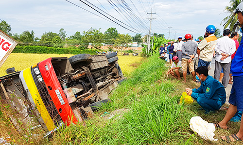 Xe buýt lao xuống ruộng, một người tử vong