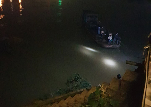 Cài nhầm số lùi, ôtô lao xuống sông khiến hai ngườ