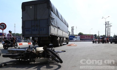 Cụ ông đi đám giỗ bị xe tải cán tử vong