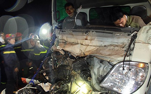 Cứu 2 người mắc kẹt trong cabin sau tai nạn trên V