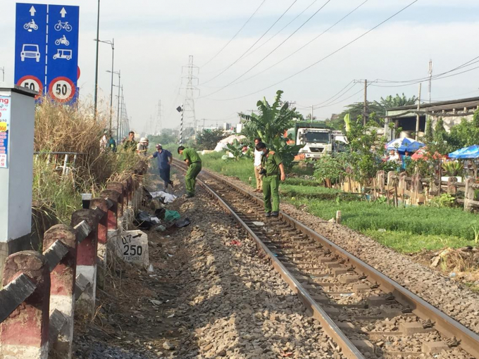 Bỏ lại xe máy, người phụ nữ leo rào chắn lao đầu v