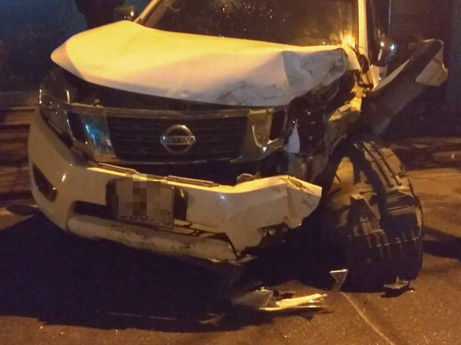 Xe bán tải mất lái đâm dẹp lép taxi đang đỗ bên đư