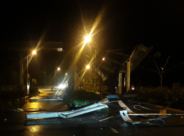 Xe tải tông sập trạm thu phí sân bay Phú Quốc