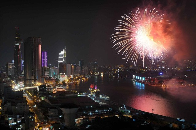 Cấm đường để phục vụ bắn pháo hoa mừ