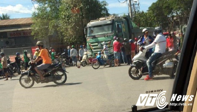 Đi mời đám cưới con trai, người phụ nữ