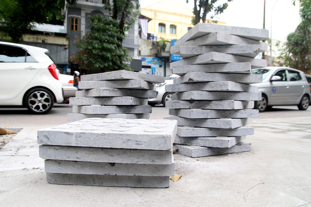 2 Lát đá vỉa hè Hà Nội, có 'con ông cháu