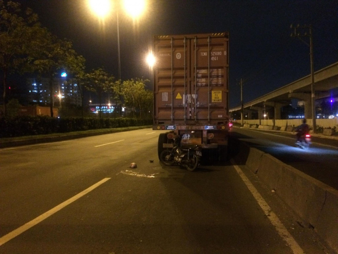 Phóng như bay trong làn ô tô, người đàn ông tông v