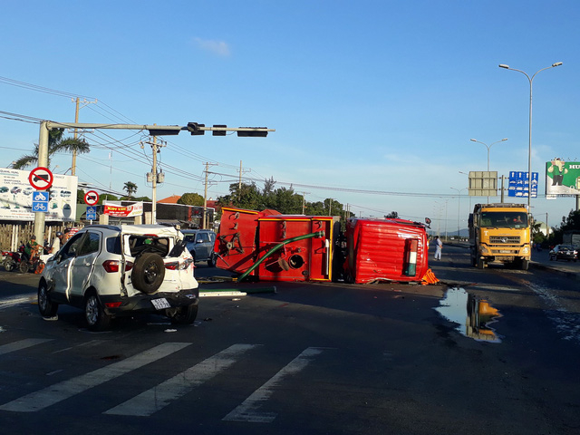 2 Cháy nhà máy giấy, xe chữa cháy lật nghiêng gây 