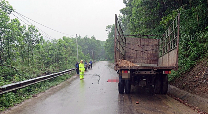 Xe máy đấu đầu xe tải, nam thanh niên tử 