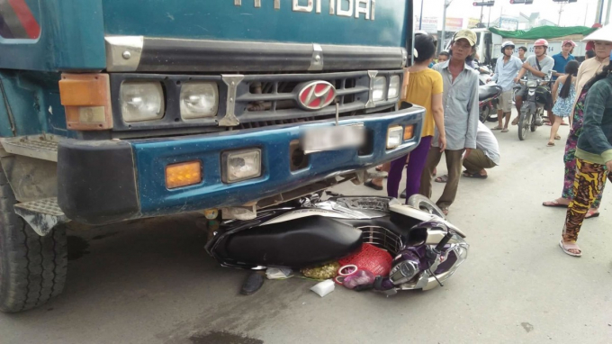 2 vợ chồng bị cuốn vào gầm xe ben, tử 